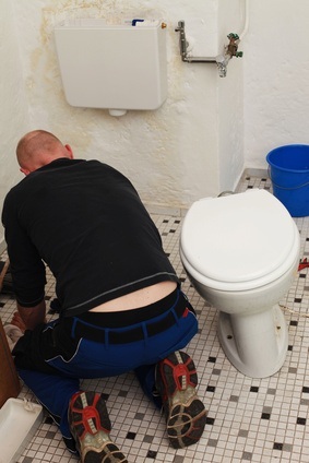 Installation Toilette: Klemptner baut WC ein